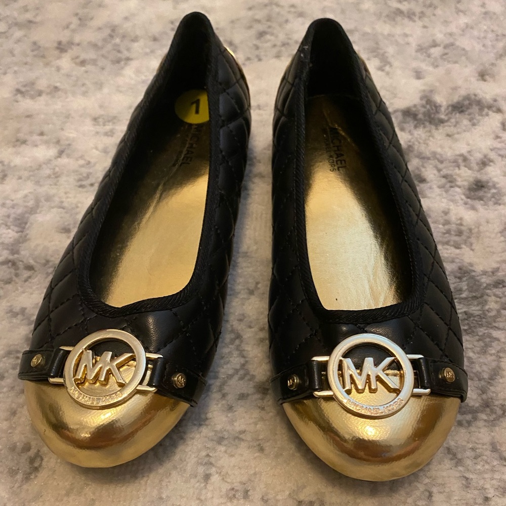 Michael Kors-BRAND NEW NEVER WORN Little Girls flats SIZE 1 COLOR: Black w/ Gold
